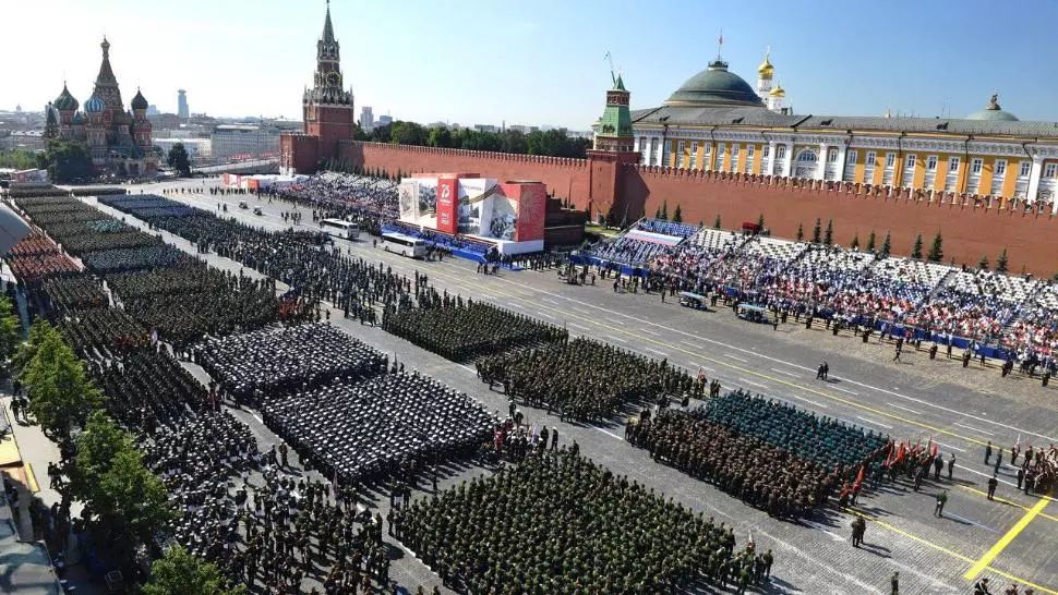 Moscova nu se teme de epidemia de coronavirus: Mii de oameni, adunati in Piata Rosie, la o parada militara