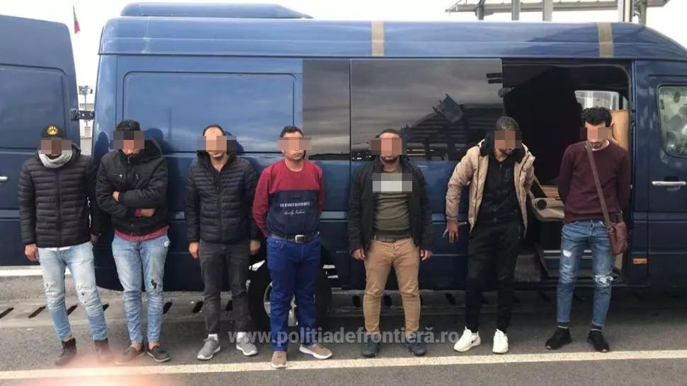"Great Expectations". Rețea uriașă de trafic de migranți, descoperită în România. Oameni traficați în portbagaj