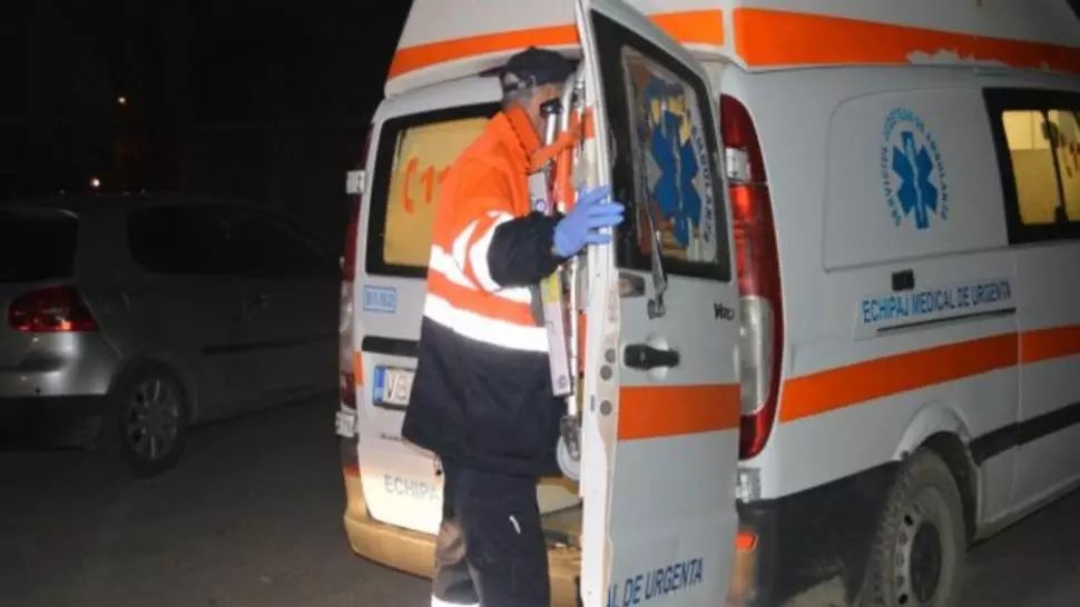 Cadru medical AGRESAT în timp ce participa la o intervenție. Atacatorul a fost reținut