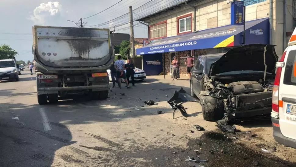 Caz șocant, în Argeș: șofer beat criță, cu mașina sub o basculantă