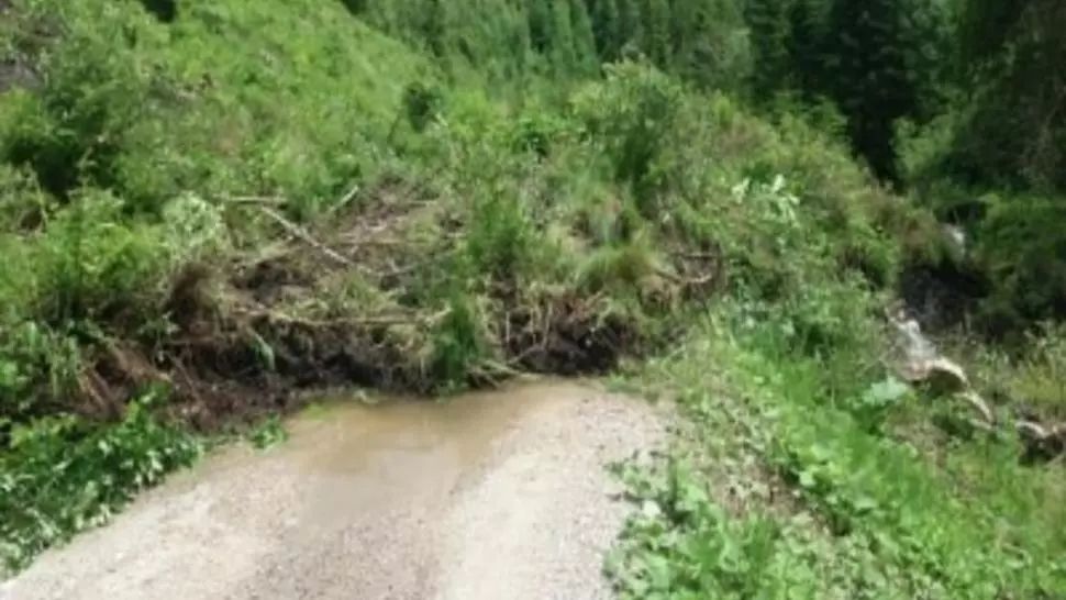  Circulație rutieră întreruptă pe DJ 174 A, după ce un mal s-a surpat din cauza ploilor 