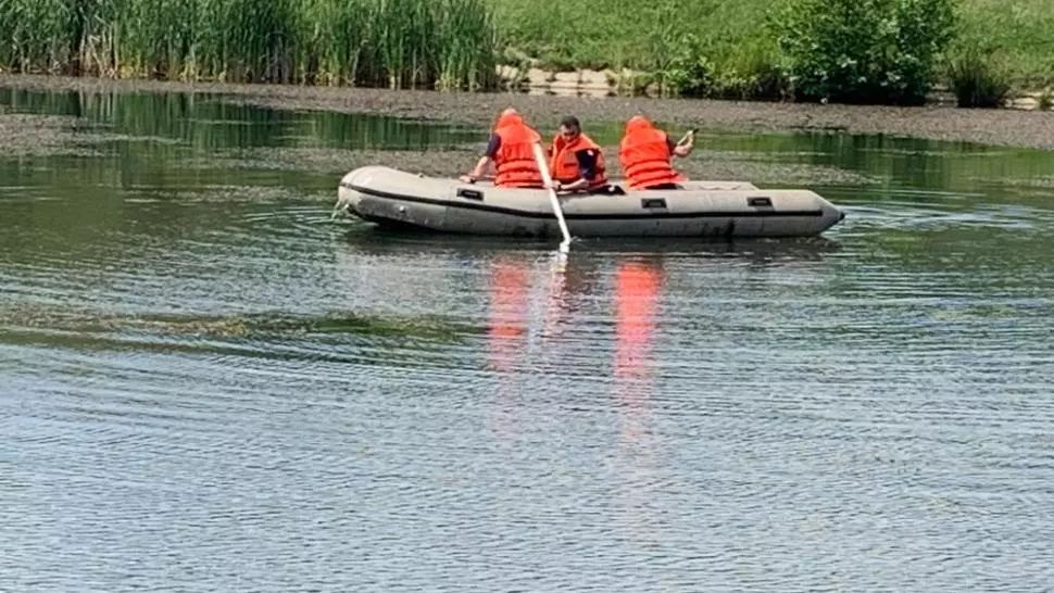 Doi tineri au căzut în lacul din Cisnădie. Unul a fost salvat, celălalt este căutat în continuare de pompieri