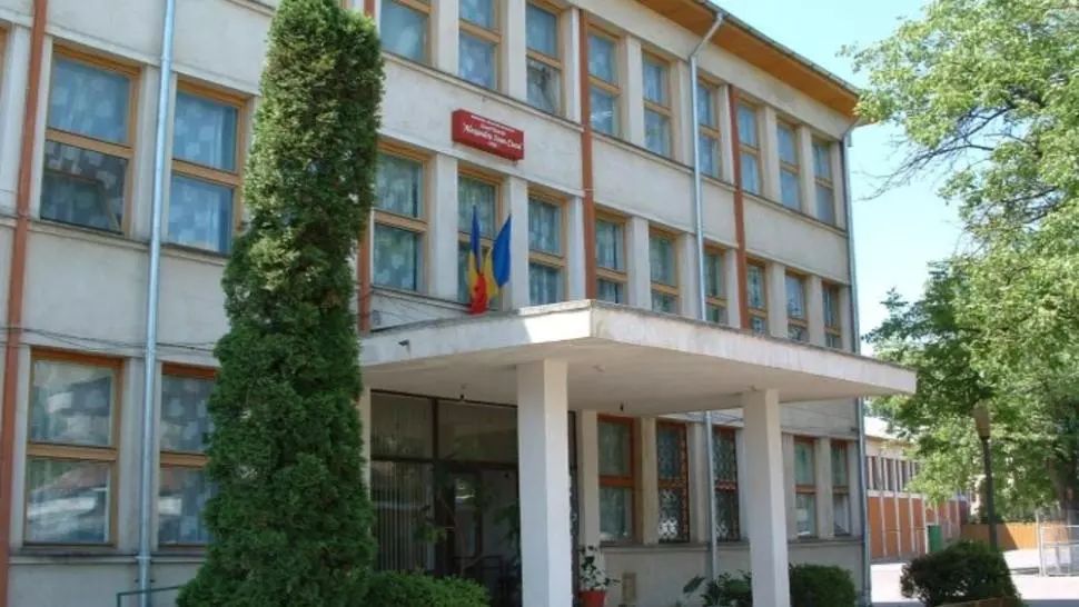 Situația devină critică! Încă două persoane infectate cu COVID-19 în școlile ieșene