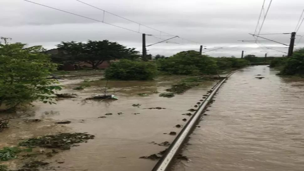 Trenuri blocate în urma unei ploi torențiale în județul Alba. Municipiul Aiud, sub APE 