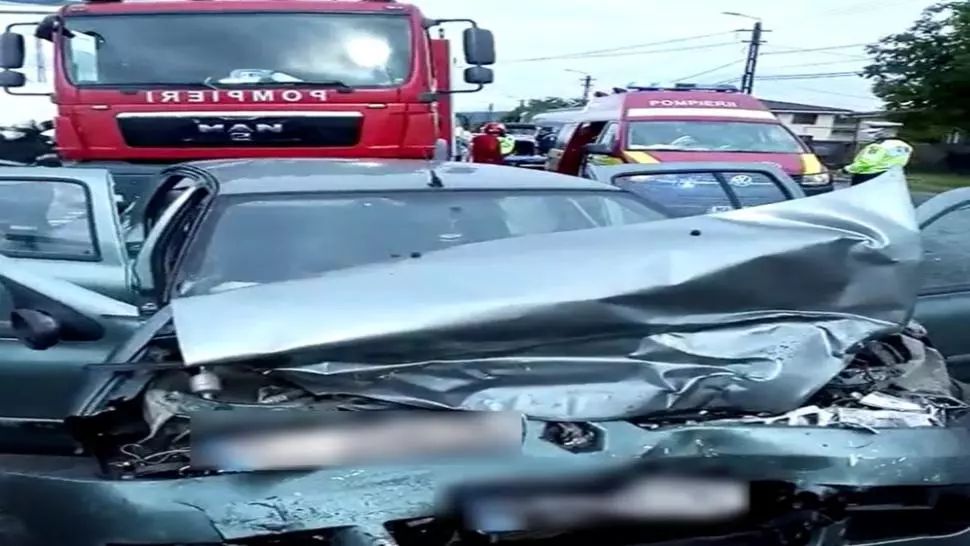 Trei mașini implicate într-un accident de circulație, la Cluj. Unul dintre șoferi, rănit grav