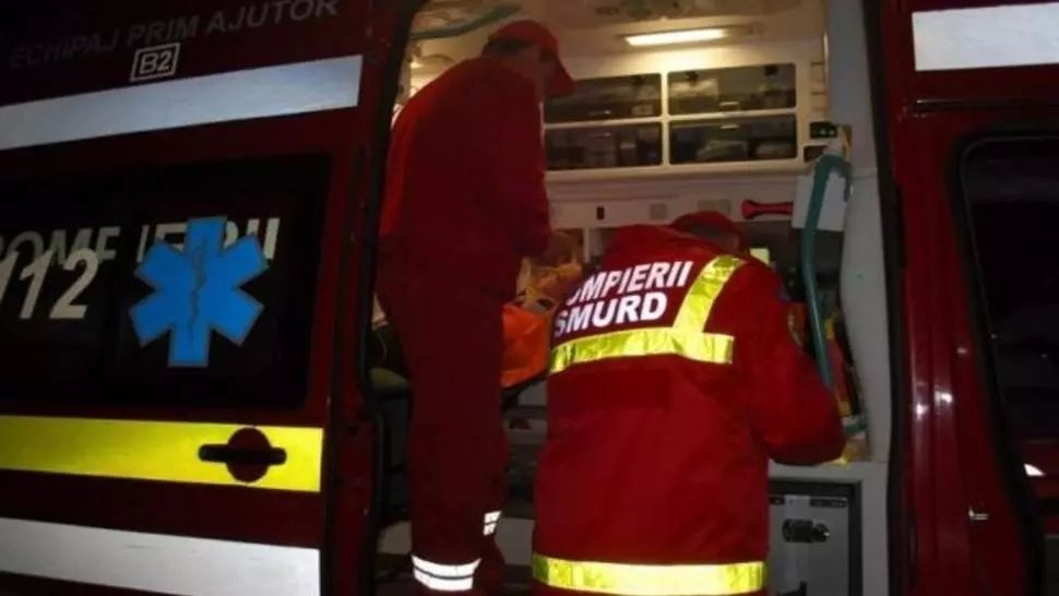 O bătrână din Baia (Suceava) a murit după ce a fost accidentată de o autoutilitară care dădea cu spatele