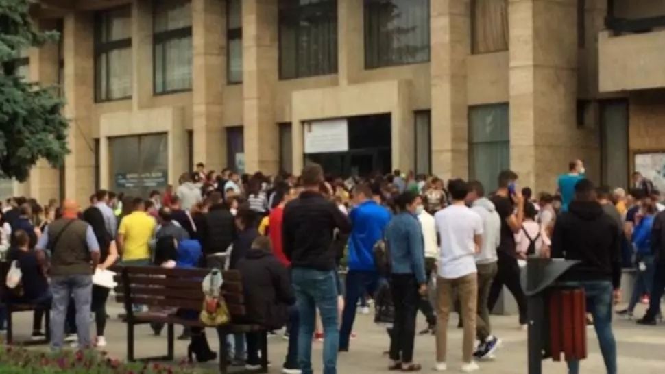 Sute de oameni s-au îmbulzit pentru examenul de obținere a permisului auto, la Târgoviște, uitând de orice regulă