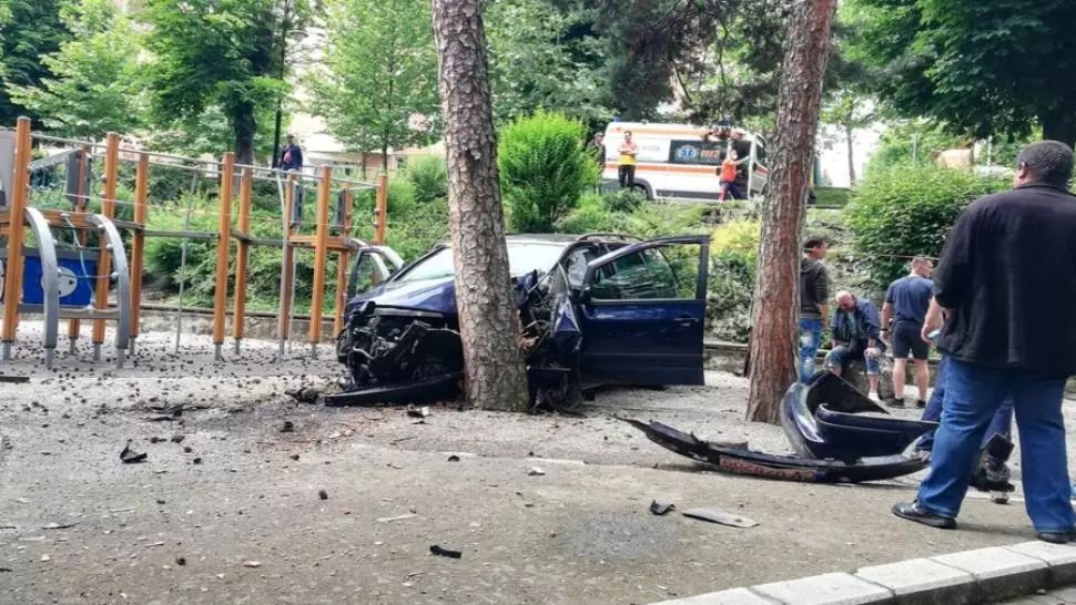 Accident spectaculos în Sfântu Gheorghe. O mașină a plonjat în spațiul de joacă pentru copii și s-a oprit într-un copac 
