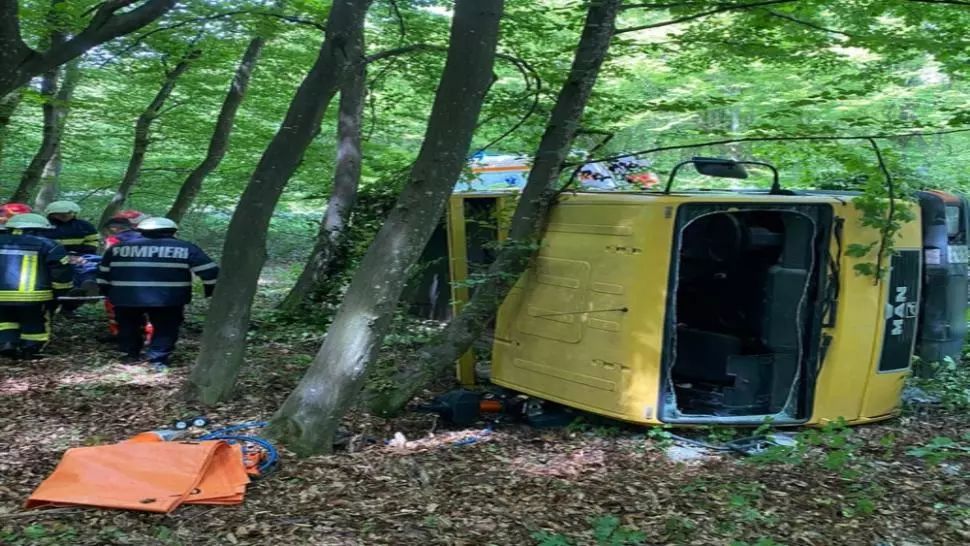 FOTO/ Un bărbat a fost grav rănit după ce s-a răsturnat cu camionul în județul Cluj