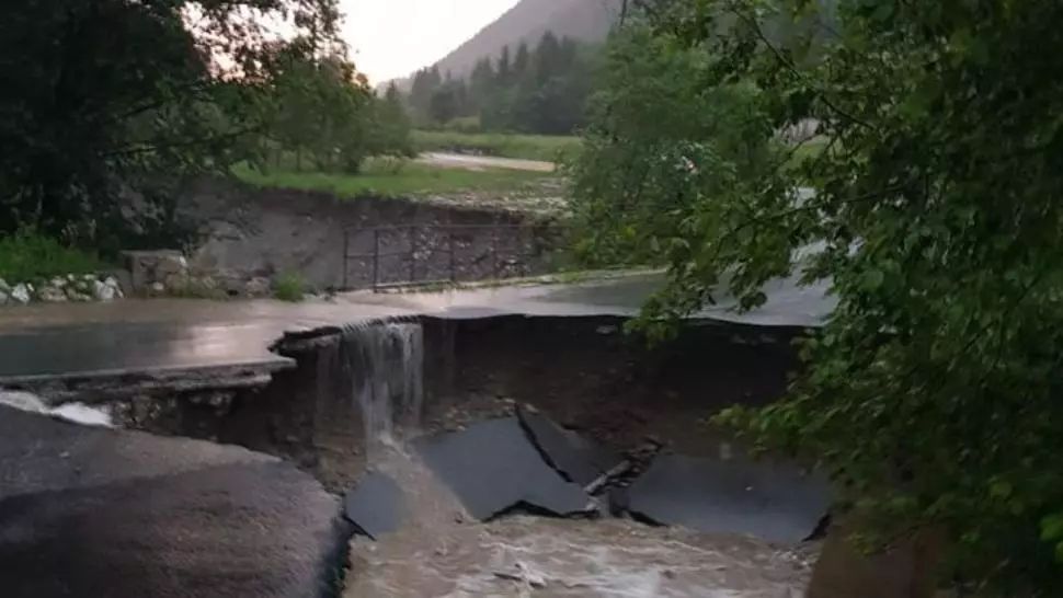 ALERTĂ MAXIMĂ în Hunedoara! S-a prăbușit un drum național! Au fost pornite sistemele de avertizare acustică a populației