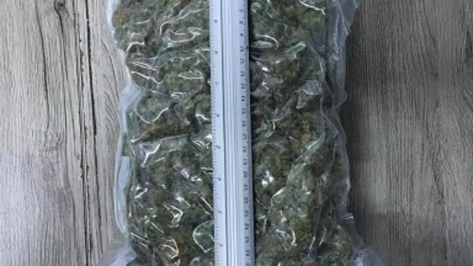 Caraș-Severin: Percheziții la traficanți de droguri. Trei grupări, în vizorul poliției