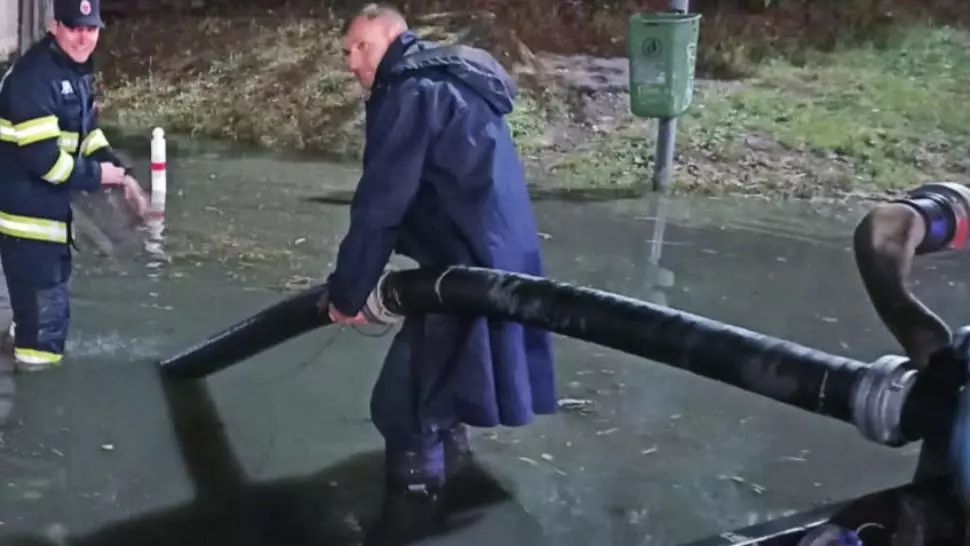 Femeie însărcinată, salvată dintr-o mașină blocată într-un pasaj inundat din Arad