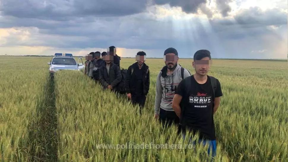 10 cetățeni afgani, descoperiți de poliția de frontieră Nădlac când încercau să treacă ilegal granița