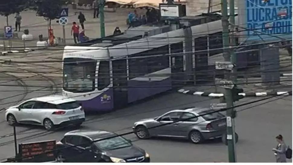 VIDEO/ Tramvai deraiat, la un pas să intre în peretele Gării de Nord din Timișoara