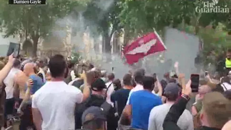 Proteste violente la Londra. Oamenii au ieșit în stradă și la Paris. Vezi MOTIVELE