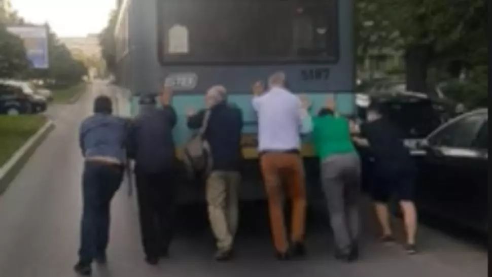 Au plătit bilet, dar au mers pe jos: troleibuz împins de călători în Drumul Taberei