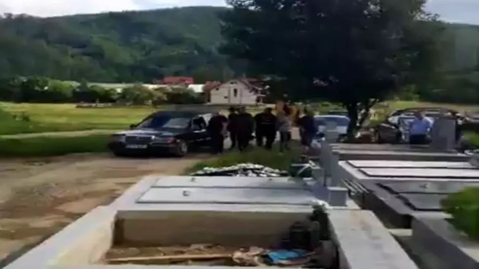 Suceava: Rudele unui bărbat decedat, infectat cu COVID 19, s-au ales cu dosar penal după ce au desigilat sicriul 