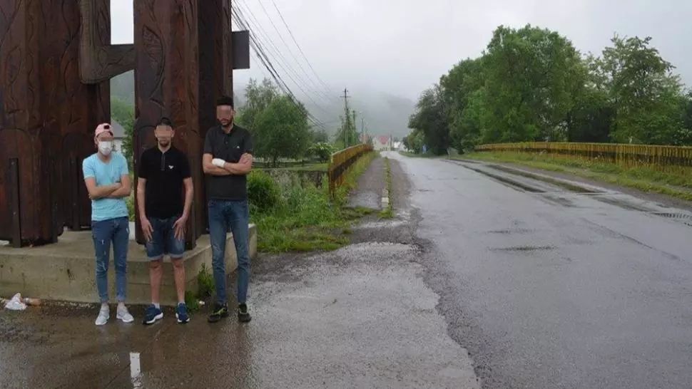Trei algerieni, prinși de polițiștii de frontieră după ce au trecut ilegal din Ucraina în România 