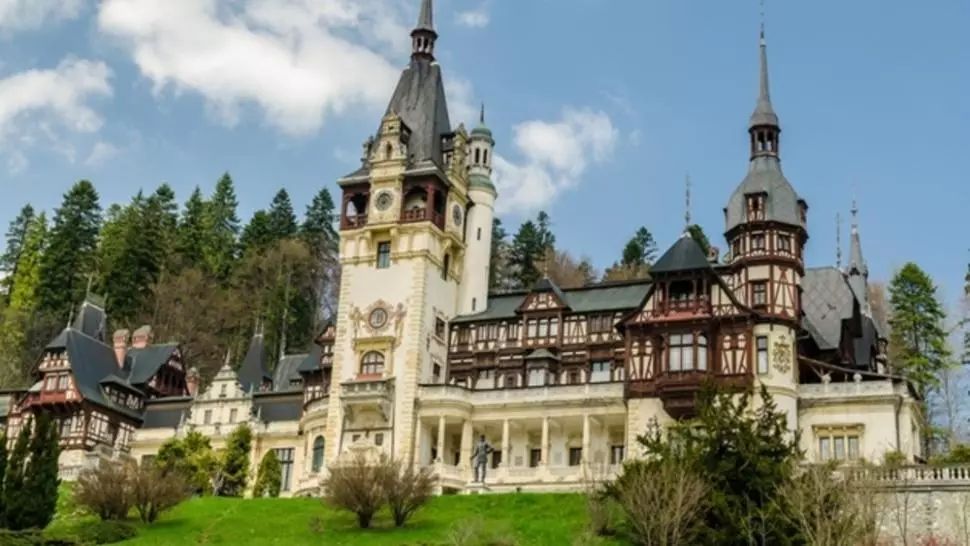 Angajat al Muzeului Peleş, confirmat cu coronavirus