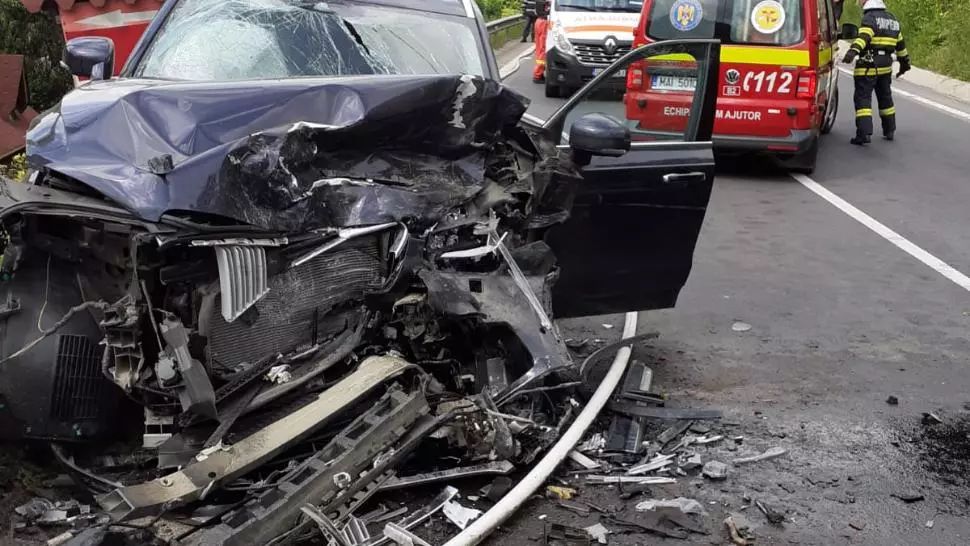 FOTO Accidente rutiere în lanț în județul Brașov! Trei persoane rănite, mașini distruse și trafic blocat complet pe DN1