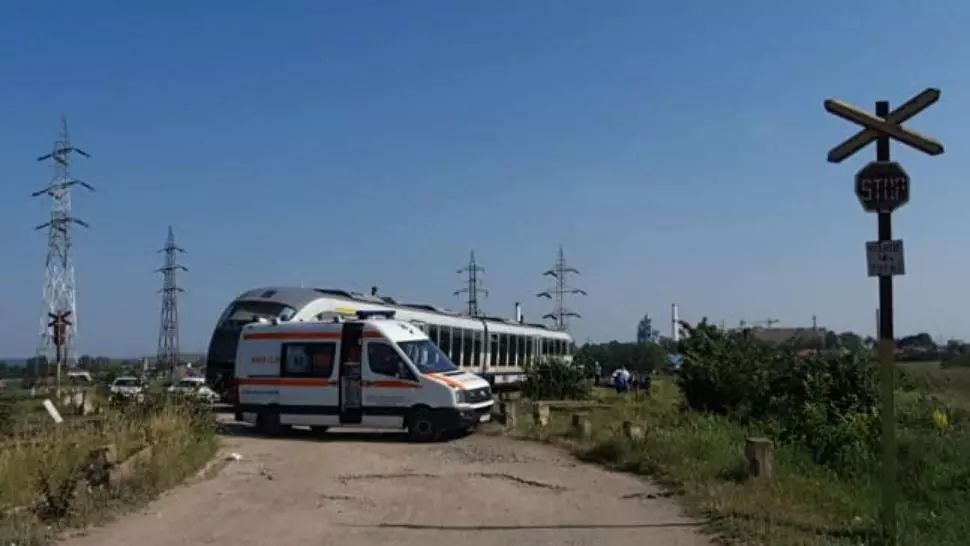 FOTO Femeie rănită după ce un tren de pasageri a lovit o mașină la Tulcea 