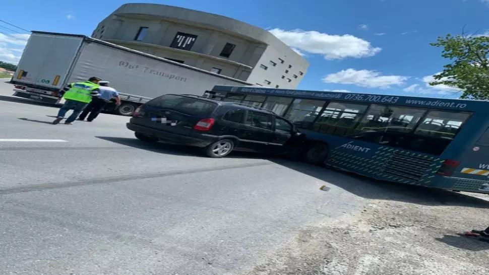 Accident grav, în Dolj: 2 victime, după ce a intrat cu mașina într-un autobuz