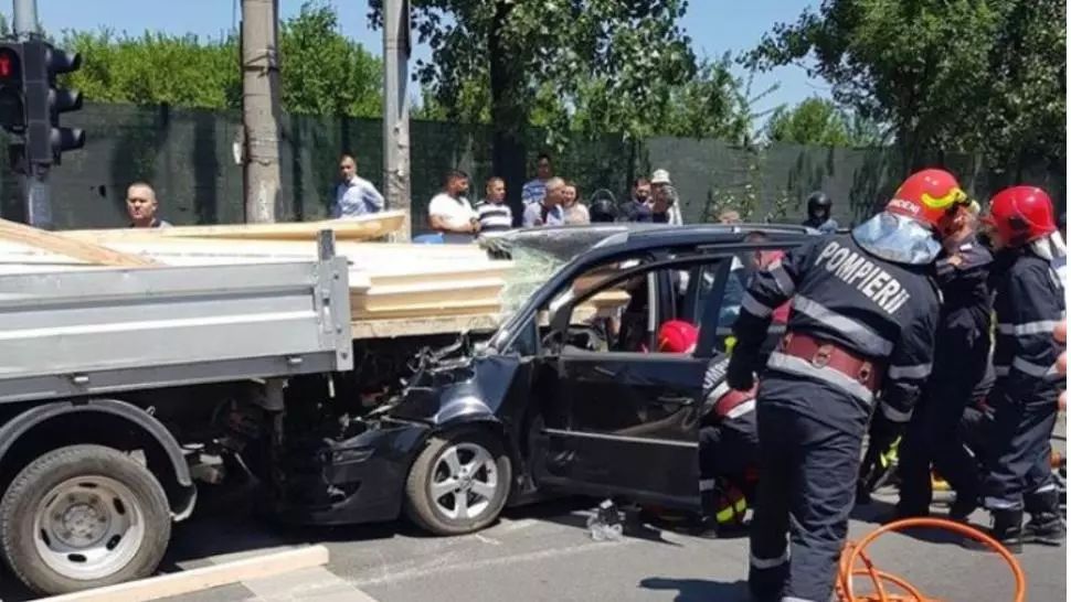 București: Șofer rănit de lemnele intrate prin parbriz