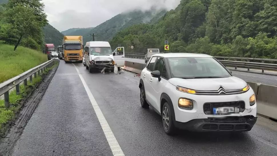 Trafic blocat pe DN7, spre Vâlcea, din cauza unui accident rutier