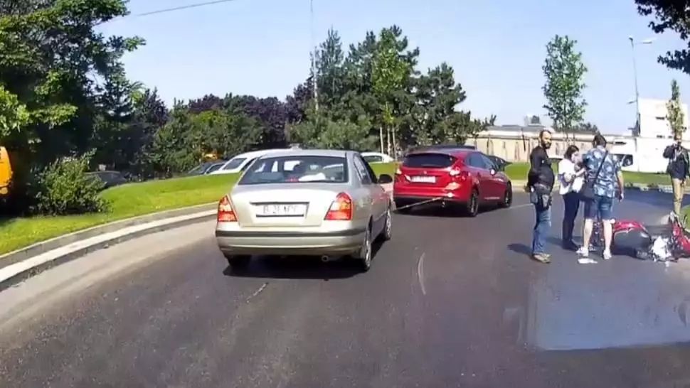 VIDEO Accidente în lanț în București, din cauza substanței cu care s-a stropit carosabilul