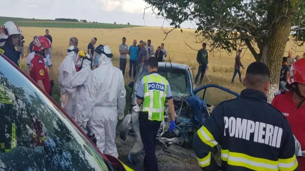 FOTO-VIDEO Impact VIOLENT pe DN3 în județul Constanța: Doi MORȚI, un copil de 15 ani RĂNIT și două mașini făcute praf