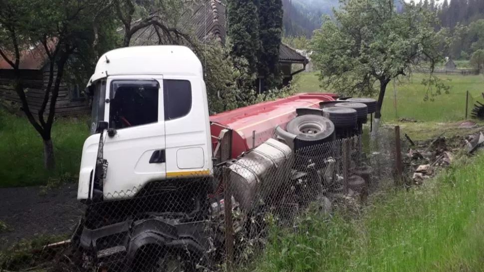 FOTO Un bărbat a fost lovit de un camion ricoșat în urma unui accident
