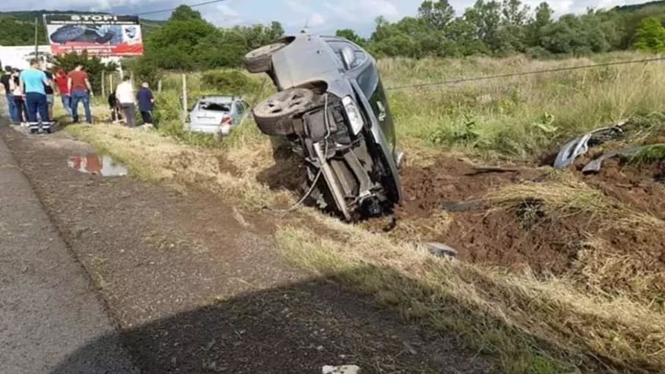 FOTO Accident grav în județul Cluj, două mașini au ajuns pe câmp