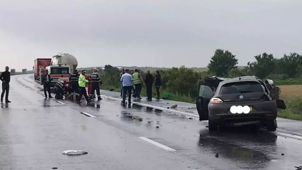 CARAMBOL cu trei mașini în județul Dâmbovița. Două persoane GRAV rănite