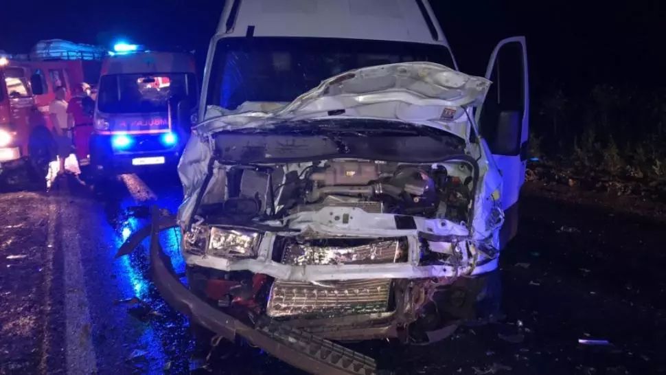 FOTO Tragedie pe o șosea din Timiș, doi oameni au murit după ce mașina lor s-a ciocnit cu o dubă