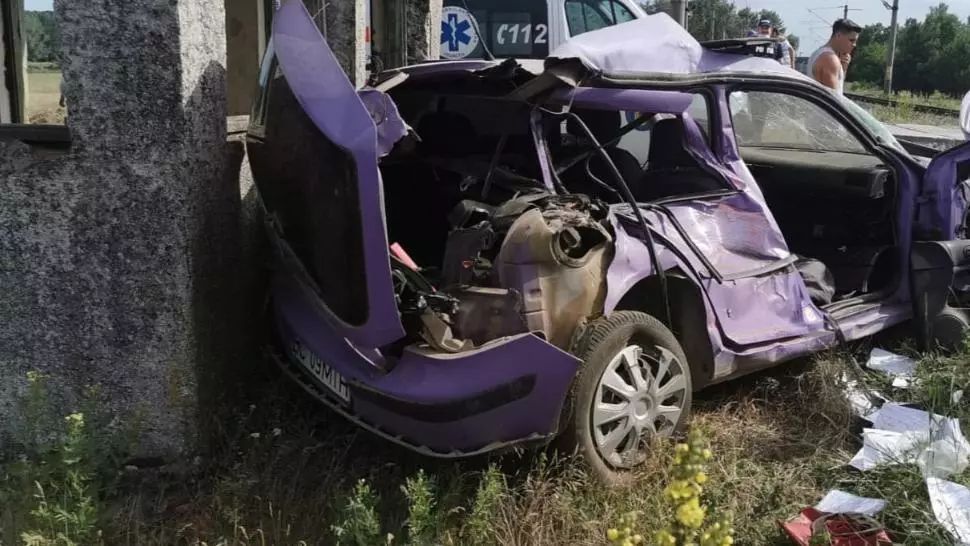 Un autoturism cu două femei și un copil de 4 ani – lovit de tren