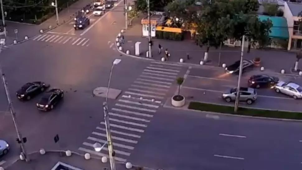 Accident spectaculos, cu 6 mașini, într-o intersecție din Capitală - VIDEO