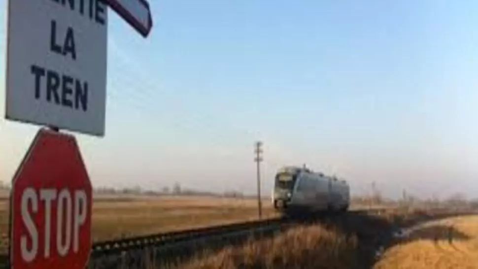 COLIZIUNE între un TIR încărcat cu cherestea și un tren de persoane, în județul Maramureș