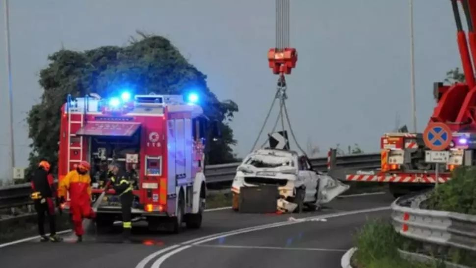 Tragedie in Italia: o mașină în care se aflau doi români a plonjat de pe un pod. Amândoi au murit pe loc