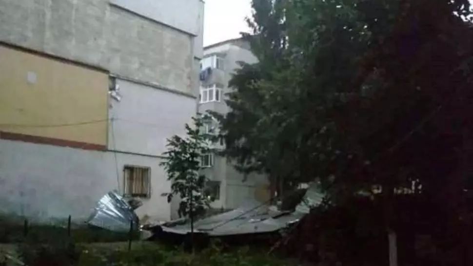 VIDEO Dezastru în Botoșani după furtună. Acoperișul unul bloc a fost luat de vânt, un copac a căzut peste mașini 