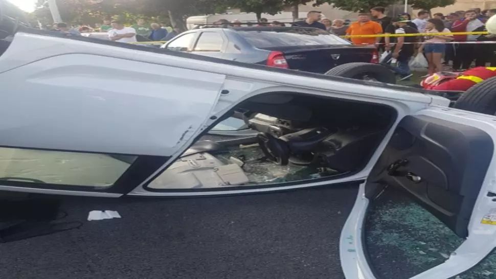 ACCIDENT spectaculos: o mașină a ajuns CU ROȚILE ÎN SUS, pe un bulevard din Turnu Severin
