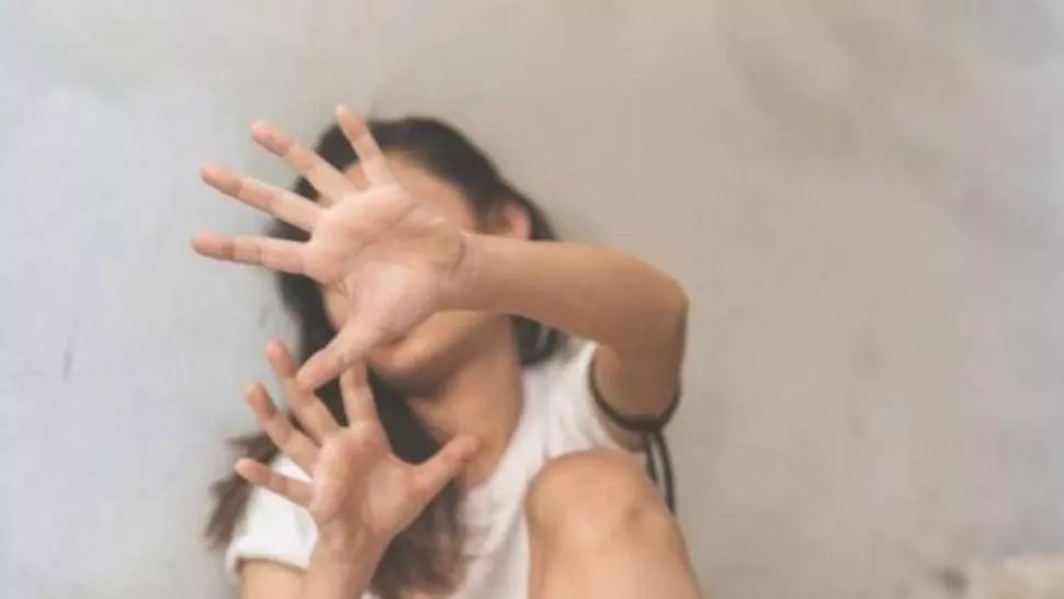 Caz șocant la Iași. O adolescentă și-a reclamat tatăl că a violat-o de nenumărate ori, inclusiv în locuri publice. Agresorul, dat în urmărire națională - FOTO