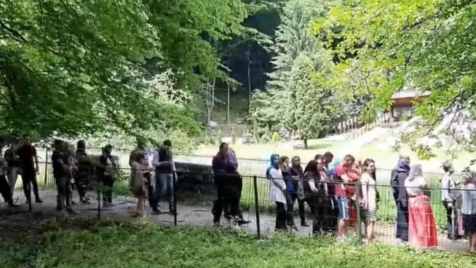 Aglomerație la mormântul lui Arsenie Boca, normele de distanțare și protecție neglijate