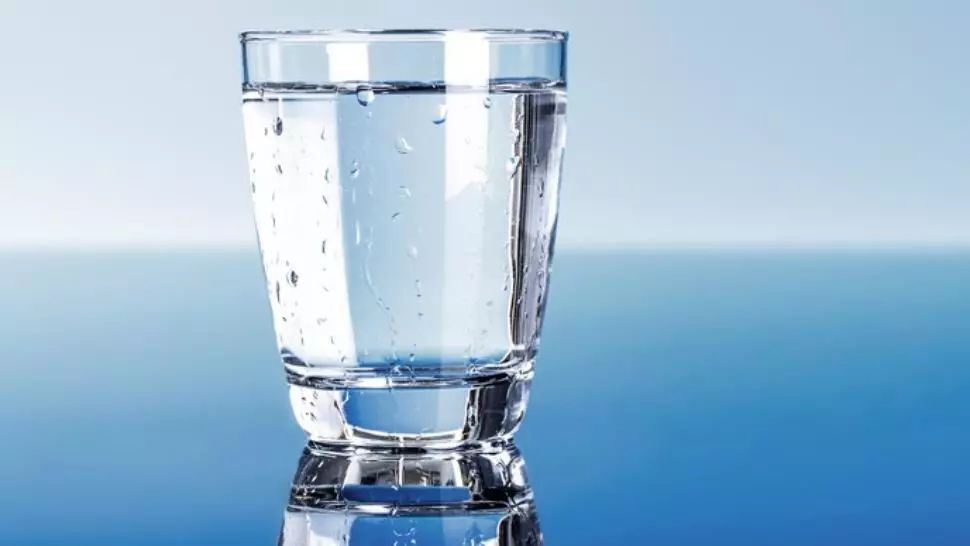 Adaugă un singur ingredient în APA pe care o bei şi vei obţine un medicament uluitor!