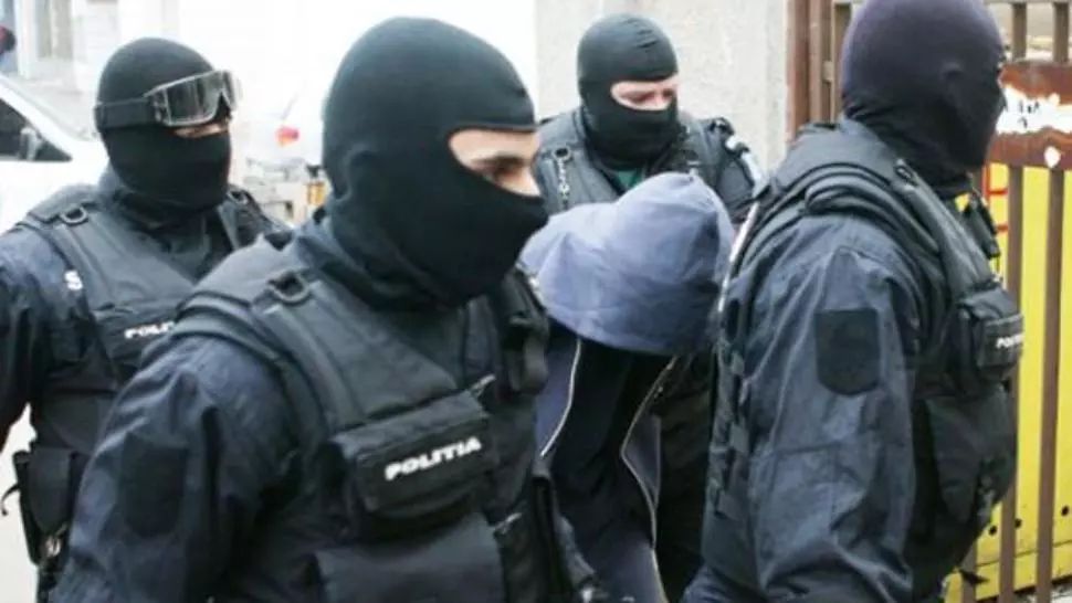 Tânăr de 19 ani, acuzat că a obligat o adolescentă de 15 ani să se prostitueze