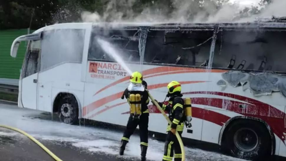FOTO Panică pe autostradă, un autocar cu zeci de români a luat foc, în apropiere de Viena