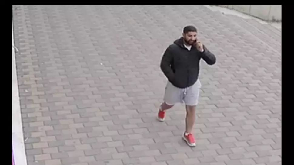 Bărbat violent, care a amenințat cu cuțitul oameni pe stradă, căutat de polițiștii din Neamț