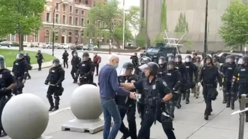 Trump îi ia apărarea polițistului care a doborât un bătrân la pământ: ,,Poate era provocator ANITIFA"