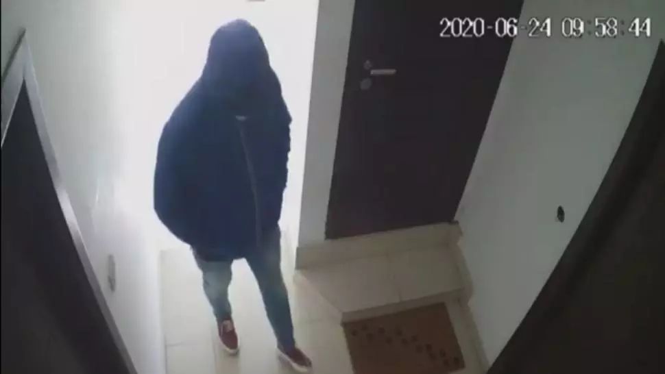 VIDEO/ Bărbat căutat de polițiștii craioveni după ce a fost filmat când verifica ușile mai multor apartamente
