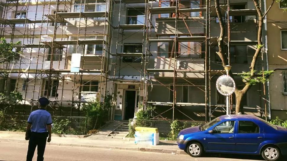 Caz șocant, în jud. Hunedoara. Doi copii au aruncat un câine de pe bloc