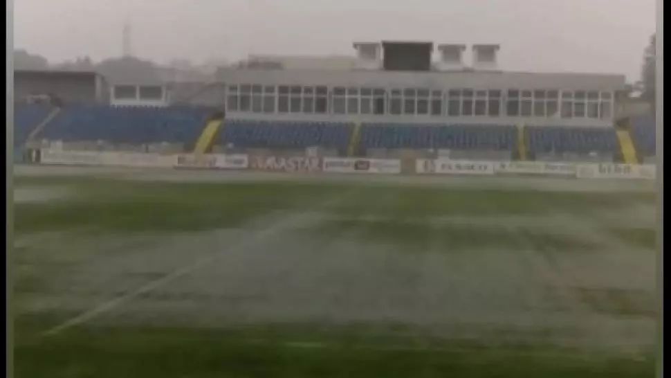 VIDEO | FC Botoșani – CFR Cluj, în pericol? Ploi torențiale și furtuni puternice la Botoșani